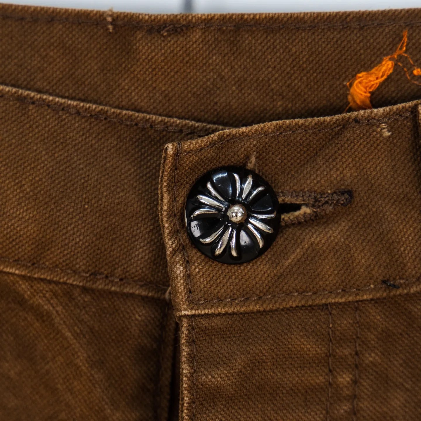 P290 Chrome Hearts Chrome Hearts Brown Logging Orange Multi-leather Jeans Multi-leather standard workwear jeans and jeans need to be washed and then disassembled and hand-stitched with sheepskin cross leather and then spliced to complete. The whole process is too complicated to describe. About Chrome Hearts This is an extremely luxurious fashion brand that can also be called the nobility of the high street. It has always been an exclusive brand for some hipsters or the second generation of rich people. Compared with ordinary high streets, it is more luxurious and noble. Compared with luxury brands, it is more fashionable and individual. It has always been a brand that I have a special liking for. Style number: 1787# Color: Brown Size: 28 30 32 34 36